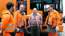 Für Werner (Uwe Ochsenknecht, 2. v. li.), Ralle (Jörn Hentschel, re.) und Tarik (Aram Arami, li.) ist klar: Boris (Udo Samel, 2. v. re.) können sie jetzt nicht alleine lassen.