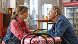 Gabi (Adelheid Kleineidam) und Werner (Uwe Ochsenknecht) haben etwas zu besprechen.