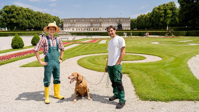 Bild: BR/megaherz gmbh/Hans-Florian Hopfner Gärtner Jakob und sein Hund Wulfi zeigen Julian (links) den Barockgarten auf der Herreninsel im Chiemsee. Weiteres Bildmaterial finden Sie unter www.br-foto.de.