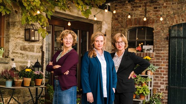 Gastronomin Toni Janssen (Diana Amft, Mitte) mit ihrer Mutter Heidi (Margarita Broich, li.) und Tante Claudia (Margarita Broich, re.).