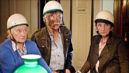 Geknickt kehrt Rudi (Tilo Prückner) mit Elsa (Carmen Maja Antoni) und Meta (Angelika Böttiger) von einem verunglückten Motorradausflug heim.