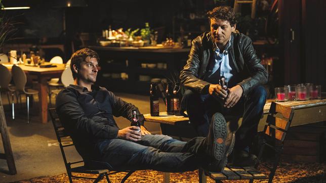 Bild: ARD Degeto/Hendrik Heiden Georg (Thomas Unger, re.) und Florian (Matthi Faust) haben Gesprächsbedarf.