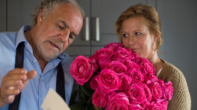 Georg (Christian Kohlund) wundert sich: Wer hat seiner Frau Christine (Suzanne von Borsody) die Rosen geschickt?