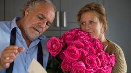 Georg (Christian Kohlund) wundert sich: Wer hat seiner Frau Christine (Suzanne von Borsody) die Rosen geschickt?