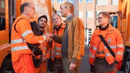Gerald (Martin Glade, vorne Mitte) setzt Felsenhain (Martin Brambach, li.) bei Tarik (Aram Arami, 2. v. li.), Werner (Uwe Ochsenknecht) und Ralle (Jörn Hentschel, re.) in den Wagen.