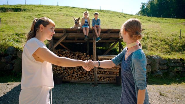 Bild: BR/Filmbüro Münchner Freiheit GmbH Gitti Stettner (Sarah Bauerett, rechts) hat Flori eine zweite Chance gegeben. Links: Floris Mama Eva (Ines Hollinger).
