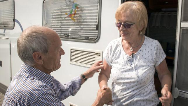 Bild: MDR/timeline Große Gefühle im eher unterkühlten Norden! Horst und Erika waren nach dem Verlust ihrer Partner lange allein im Camper unterwegs. Jetzt haben sie sich verliebt.