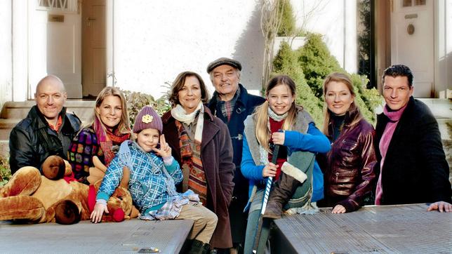 Bild: ARD Degeto/Nik Konietzny Gruppenbild mit Stofftier: Olaf (Jan Erik Madsen), Katja (Sophie Schütt), Anna (Monique Schröder), Ulrike (Gila von Weitershausen) und Georg (Charles Brauer), Sophie (Hanna Höppner), Dana (Katja Studt) und Florian (Hardy Krüger j).