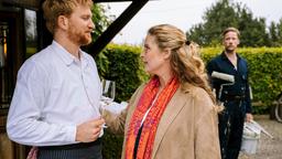 Hajü (Nikolaus Benda) beobachtet Toni (Diana Amft) und Sebastian (Lucas Prisor).