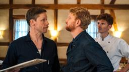 Hajü (Nikolaus Benda, li.) ist nicht gut auf Sebastian (Lucas Prisor, Mitte) zu sprechen, Marc (Cedric Sprick, re.) im Hintergrund.