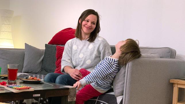 Hanna mit ihrem zweieinhalbjährigen Sohn beim Abendessen.