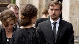Hanna (Fanny Krausz, links) trifft Max (Daniel Gawlowski) auf der Beerdigung wieder.