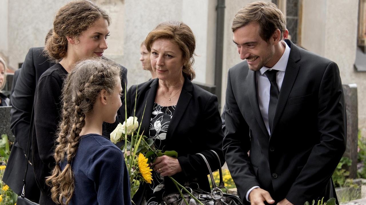 Hanna (Fanny Krausz, links) trifft Max (Daniel Gawlowski) auf der Beerdigung wieder. Mitte: Luise Bergmann (Bettina Redlich).
