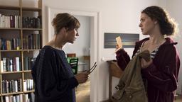 Hanna (Fanny Krausz, rechts) zeigt ihrer Mutter Hermine (Carin C. Tietze) einen Brief ihres Vaters.