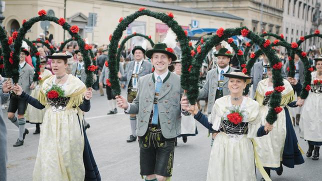 Bild: BR/Simon Heimbuchner Heimat- und Gebirgstrachtenverein D'Lustinga Isartaler, München: Den ersten Oktoberfest Trachten- und Schützenzug nach dem Zweiten Weltkrieg haben 1949 D‘Lustinga Isartaler aus München organisiert. Seither sind sie selbstverständlich immer dabei. Sie tragen aber kein Münchner Bürgergewand, sondern eine Miesbacher Gebirgstracht. Weiteres Bildmaterial finden Sie unter www.br-foto.de.