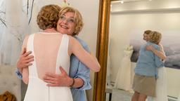 Henni (Saskia Vester, re.) hat Pia (Luise Wolfram) ins Herz geschlossen.