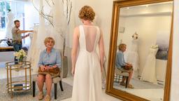Henni (Saskia Vester) ist von das Pias (Luise Wolfram, re.) Brautkleid begeistert.