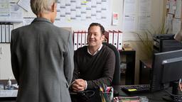 Herr Loibinger (Jürgen Tonkel) von der Arbeitsagentur München bekommt Besuch von seiner Chefin.