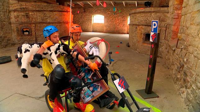 Bild: rbb Herzklopfen bei den Top Five der TWIN TEAMS! In der letzten Challenge der Silber-Etappe wird sich heute entscheiden, welche beiden Paare aus dem Rennen um den Titel TWIN TEAM DES JAHRES fliegen und wer in die Gold-Etappe weiterziehen darf. Zum zweiten Mal öffnen sich die Tore des Museumsparks Rüdersdorf. In der alten Schachtofenbatterie erwartet die TWINS eine ganz besondere Rennstrecke. - Matti und Malte in der Kettcar-Challenge.