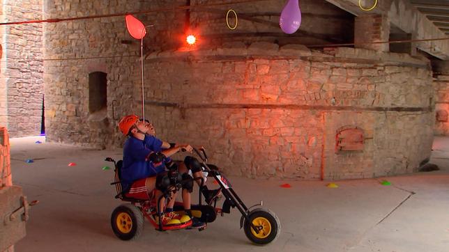 Bild: rbb Herzklopfen bei den Top Five der TWIN TEAMS! In der letzten Challenge der Silber-Etappe wird sich heute entscheiden, welche beiden Paare aus dem Rennen um den Titel TWIN TEAM DES JAHRES fliegen und wer in die Gold-Etappe weiterziehen darf. Zum zweiten Mal öffnen sich die Tore des Museumsparks Rüdersdorf. In der alten Schachtofenbatterie erwartet die TWINS eine ganz besondere Rennstrecke. - Hannes und Marten in der Kettcar-Challenge.