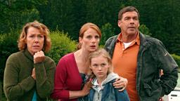 Hilflos müssen Sophie (Gaby Dohm, li.), Bettina (Julia Jäger, 2.v.li.), Lisa (Karla Leipold) und Martin (Sascha Hehn) mit ansehen, wie die Scheune des Hofs in Flammen aufgeht.