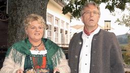 Hotelier Barholomäus Breitwieser (Gerd Anthoff) und seine etwas nachlässige Kellnerin Johanna Lottermeier (Johanna Bittenbinder).