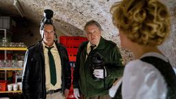 Hubert (Christian Tramitz) und Girwidz (Michael Brandner) befragen Carola Brehm (Christiane Brammer) zum Mordfall im Kartoffelkeller.