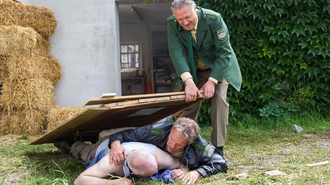 Bild: ARD/TMG/Chris Hirschhäuser Hubert (Christian Tramitz) und Girwidz (Michael Brandner) können Herbert Moser (Rainer Haustein) gerade noch vor der Explosion retten.