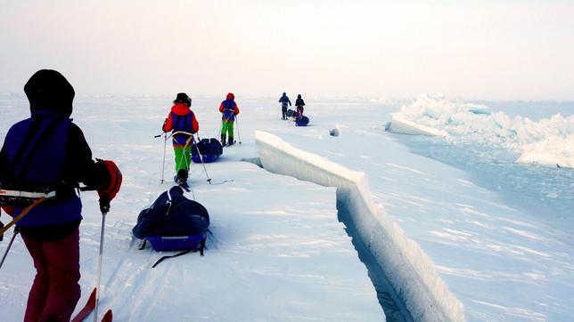 Immer wieder führt der Weg von Johanne, Johannes, Elias, Erika und Aleksander (von li nach re) an gefährlichen Eisrinnen entlang.