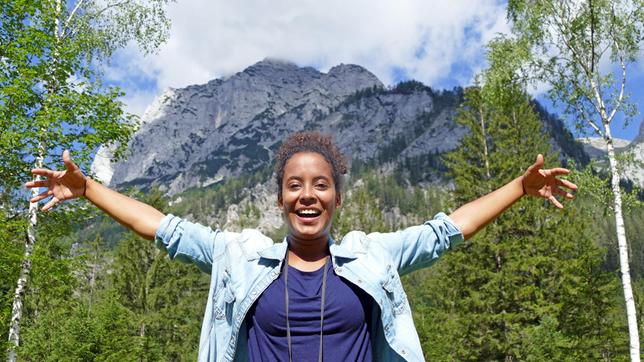 Bild: BR In Berchtesgaden ist Pia auf der Suche nach dem Steinadler. Seine Flügelspannweite beträgt über zwei Meter – mehr als Pia zu bieten hat.