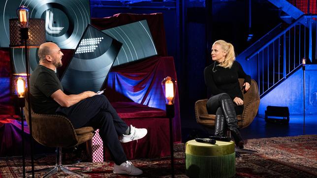 Bild: rbb/Kobalt Productions/Celine Lardon Max Mutzke begrüßt die bekannte Moderatorin, Sängerin, Entertainerin und Schauspielerin Barbara Schöneberger.