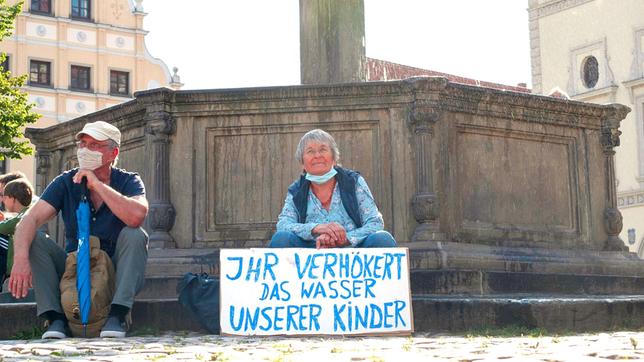 In der Lüneburger Heide wird gegen die Privatisierung der Wasservorkommen demonstriert.