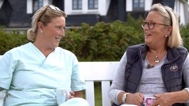 Bild: NDR/Doclights GmbH 2019 In der Mittagspause schwelgenTierärztin Stephanie Petersen und ihre Mutter in Erinnerungen.