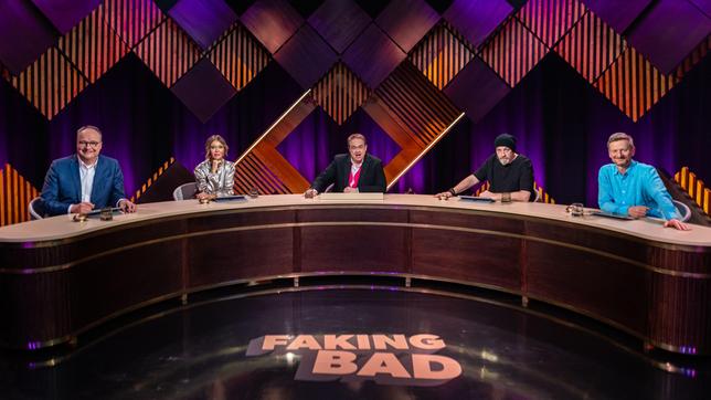 In „FAKING BAD – Besser als die Wahrheit“ lädt Moderator und Gastgeber Oliver Kalkofe (M) zum großen Lügen ein. Hier mit seinen Gästen: v.l.n.r. Oliver Welke, Laura Karasek, Torsten Sträter und Michael Kessler.