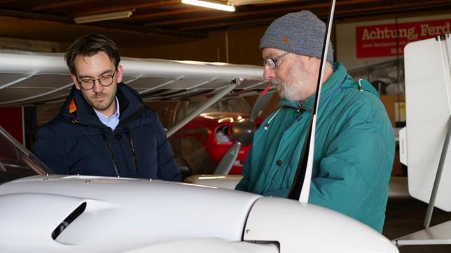 Bild: HR/Katrin Wegner In Gelnhausen lässt sich Florian K. Motorflugzeuge zeigen, weil er Flugstunden nehmen muss um seine Lizenz nicht zu verlieren.