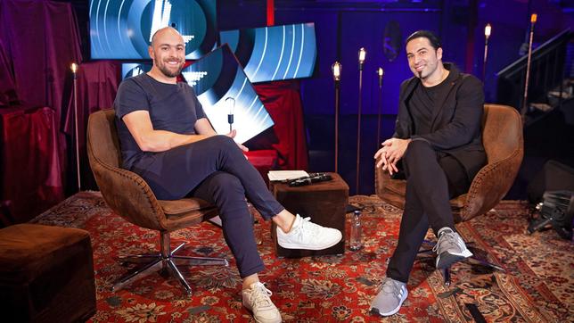 In Lebenslieder dreht sich alles um die Lieblingsmusik eines prominenten Gastes. In der ersten Ausgabe trifft der Moderator und Sänger Max Mutzke auf den Comedian Bülent Ceylan.