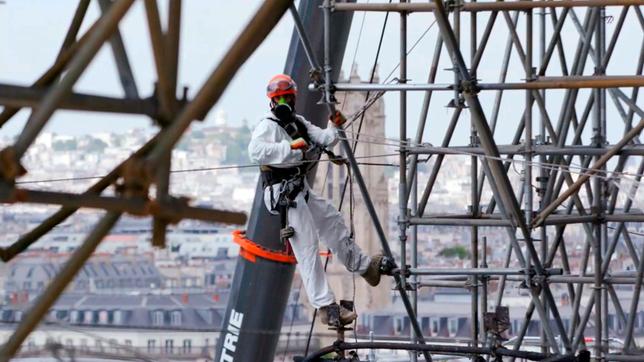 Bild: NDR In schwindelerregender Höhe arbeiten die Arbeiter am Wiederaufbau von Notre Dame