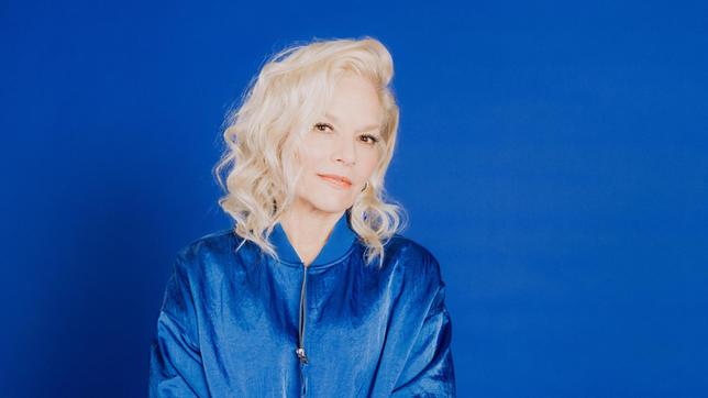 Ina Müller ist Kult. Ina Müller ist Sängerin, Moderatorin, Entertainerin und die beliebteste Anarcho-Talkerin Deutschlands – immer unterhaltsam und überraschend.