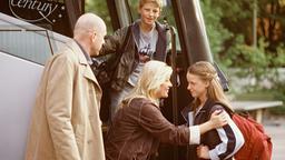 Ina (Barbara Rudnik, 2.v.li.) und Klaus Heller (Götz Schubert, li.) verabschieden ihre beiden Kids Lisa (Cynthia Witt) und Stefan (Ole Fröhlich), die für zwei Wochen ins Ferienlager fahren.