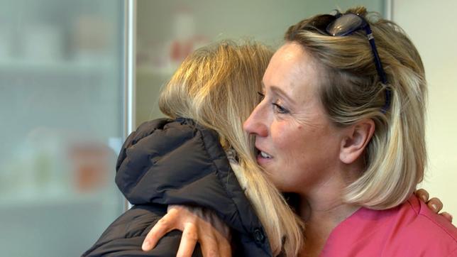 Bild: NDR Indys Blutergebnisse haben sich verbessert – Tierärztin Stephanie Petersen umarmt die erleichterte Hundebesitzerin.