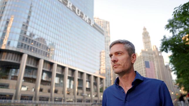 Bild: NDR/Henning Weskamp/typeholics/Christian Spielmann Ingo Zamperoni vor dem Trump Tower in Chicago.