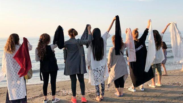 Iranerinnen legen ihren Hijab ab und protestieren so gegen die Pflicht, sich zu verschleiern.