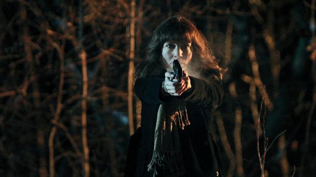 Bild: ARD Degeto/Illusion Film Irene Huss (Angela Kovacs) ist dem Killer dicht auf den Fersen.