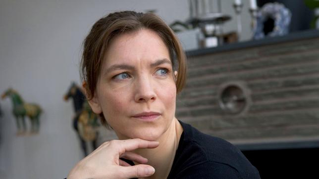 Bild: ARD Degeto/Illusion Film Irene Huss (Angela Kovacs) muss den Mord an einem reichen Immobilienhändler aufklären.