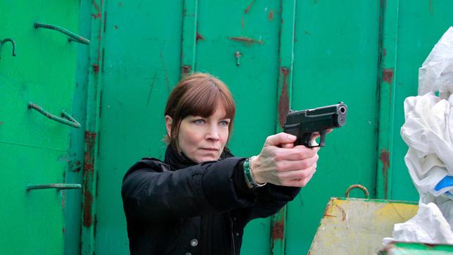 Bild: ARD Degeto/Illusion Film Irene Huss (Angela Kovács) verfolgt einen flüchtigen Mörder.