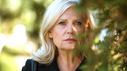 Isabel von Brede (Sabine Postel) versucht gleich mehrere Geheimnisse auf der Insel zu lüften.
