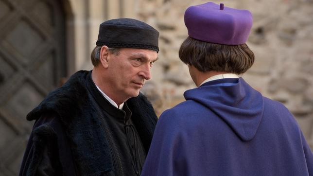 Bild: ARD Degeto/Ziegler Film Jakob Fugger (Herbert Knaup, li). denkt wie ein moderner Geschäftsmann. Obwohl er die Machenschaften der katholischen Kirche als Machtspiel entlarvt und das grausame Vorgehen der Inquisition abstößt, verhandelt er im Hintergrund mit Hilfe seines finanziellen Einflusses. Einem Puppenspieler gleich zieht er unbemerkt die Fäden.