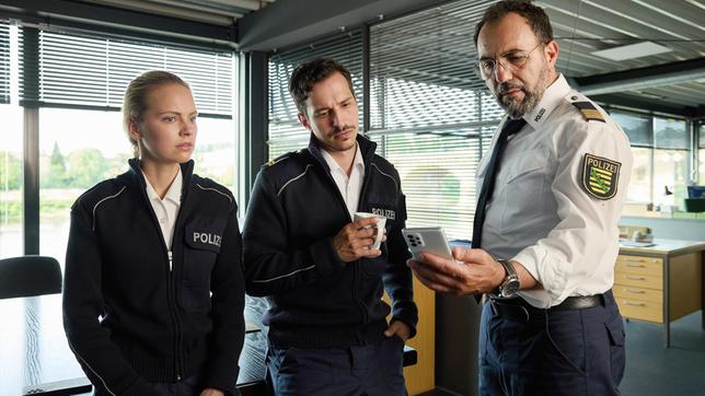 Jana (Barbara Prakopenka), Moritz (Ferdi Özten) und Sami (Adnan Maral) unterhalten sich über Väter.