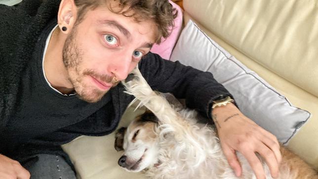 Jason kuschelt mit Assistenzhündin Davina. Weiteres Bildmaterial finden Sie unter www.br-foto.de.