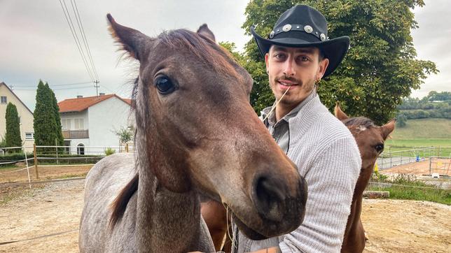 Bild: BR Jason mit der einjährigen „Pearl“ – einem jungen Quarter Horse.